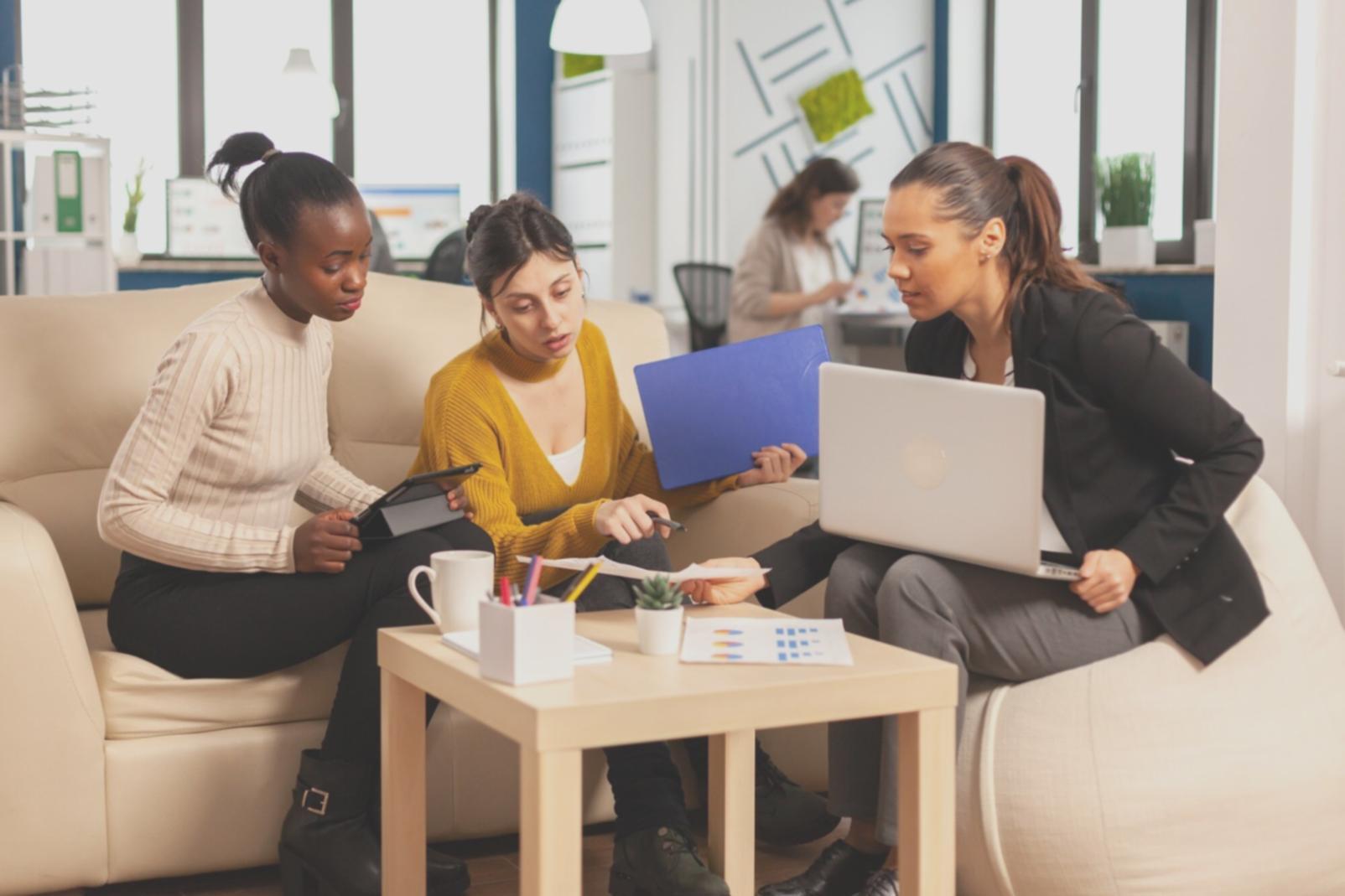 Espace de travail collaboratif où stratégies financières et créativité entrepreneuriale se développent ensemble