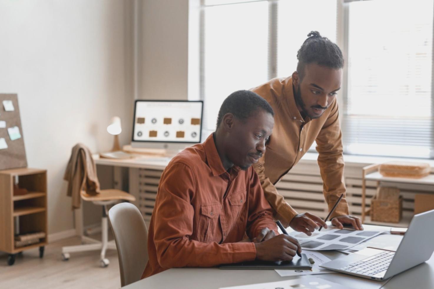 Session de formation en finance créative avec participants engagés